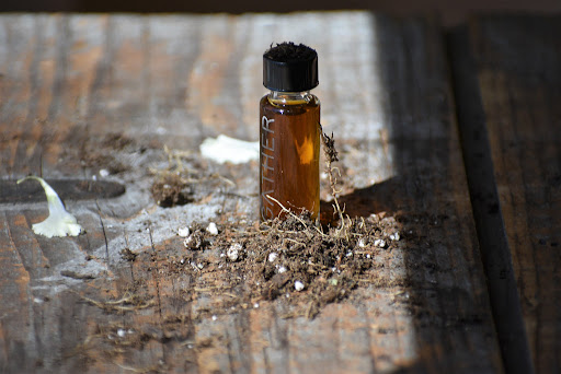 عطر امضا چیست؟ راهنمای انتخاب رایحه امضای شخصی و ماندگار - عطر ایگو